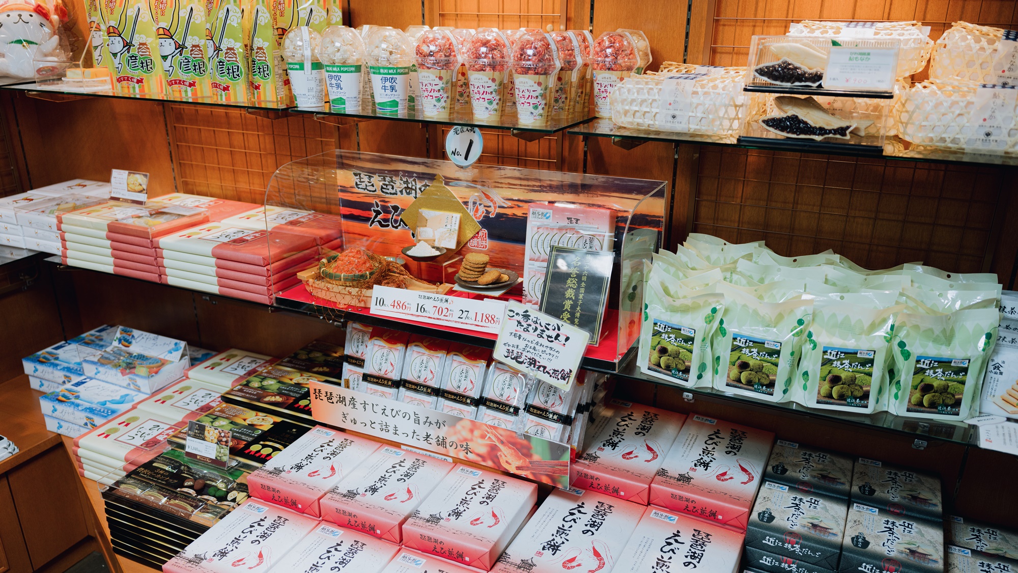 *滋賀県ならではのお土産や当館の朝食に出るごはんのお供も販売中♪