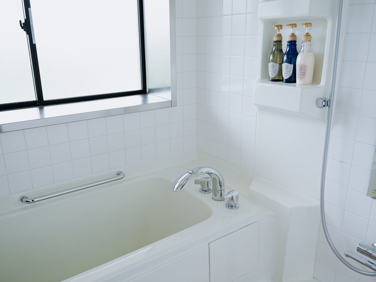 【特別室（和室二間一例）】バスルームはセパレートで広々お使いいただけます。