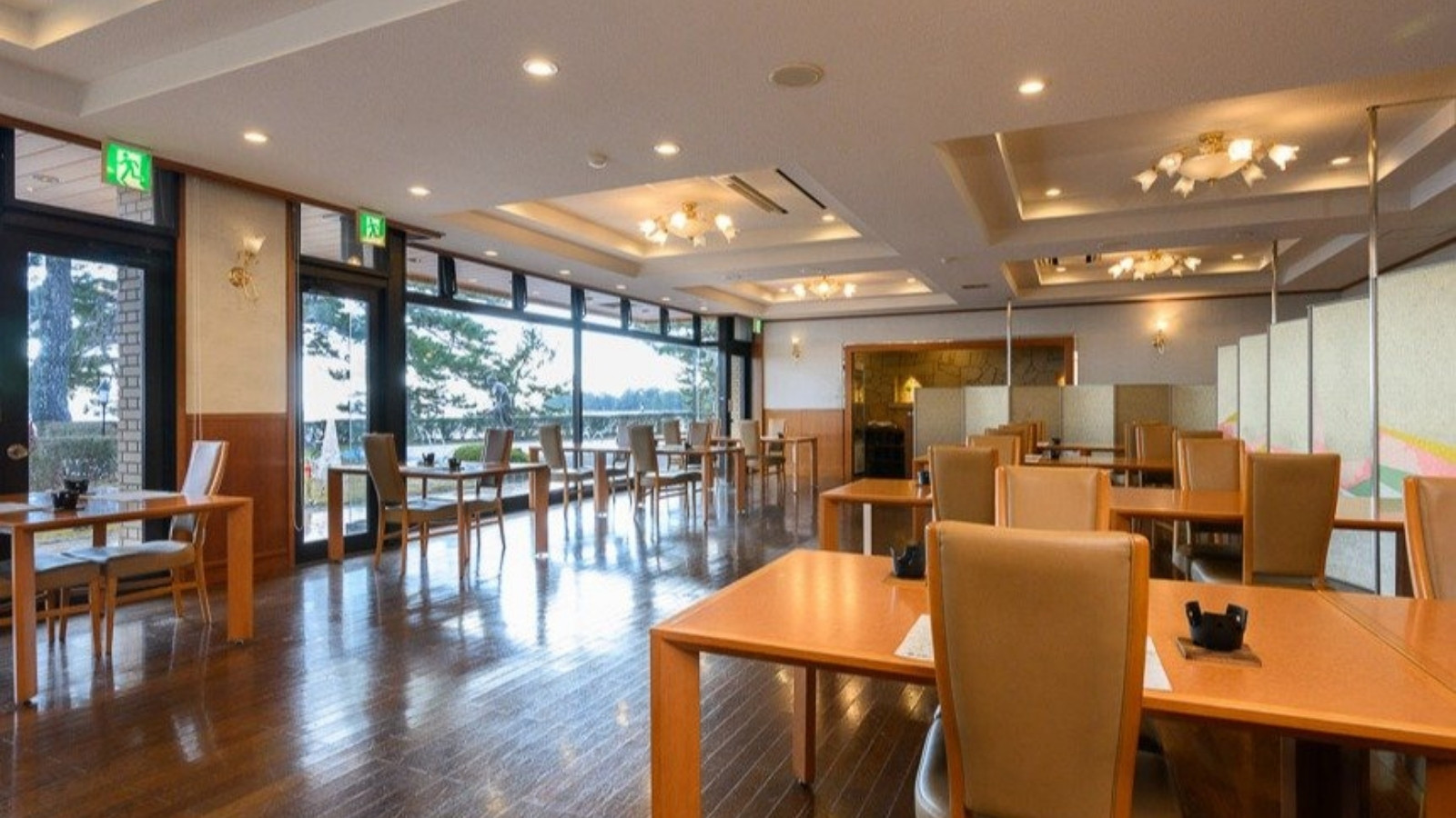 【食事処｜レストラン】お食事はレストランでご用意。個室（別途有料）をご希望の場合はお問合せください。