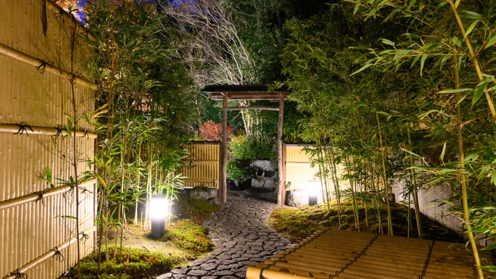 【閑雅の庭】敷地内の庭園「閑雅の庭」は四季折々の姿を見せてくれる日本庭園です。