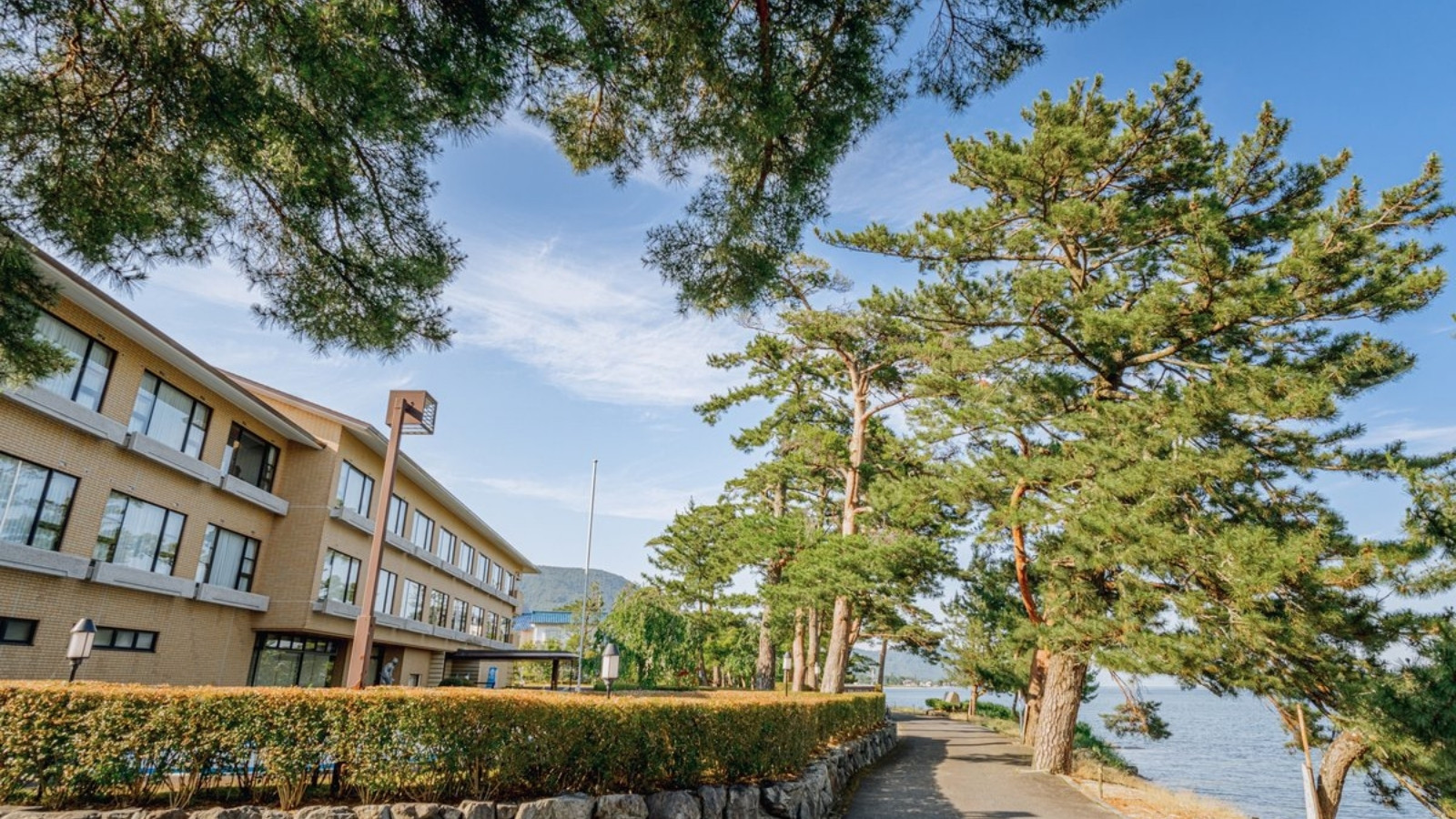 【外観】当館より徒歩10秒！目の前には透明度抜群の琵琶湖が広がります。