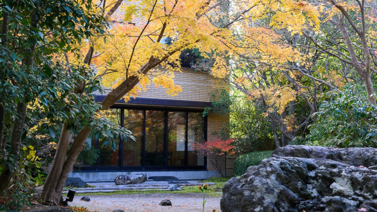 【閑雅の庭】敷地内の庭園「閑雅の庭」は四季折々の姿を見せてくれる日本庭園です。