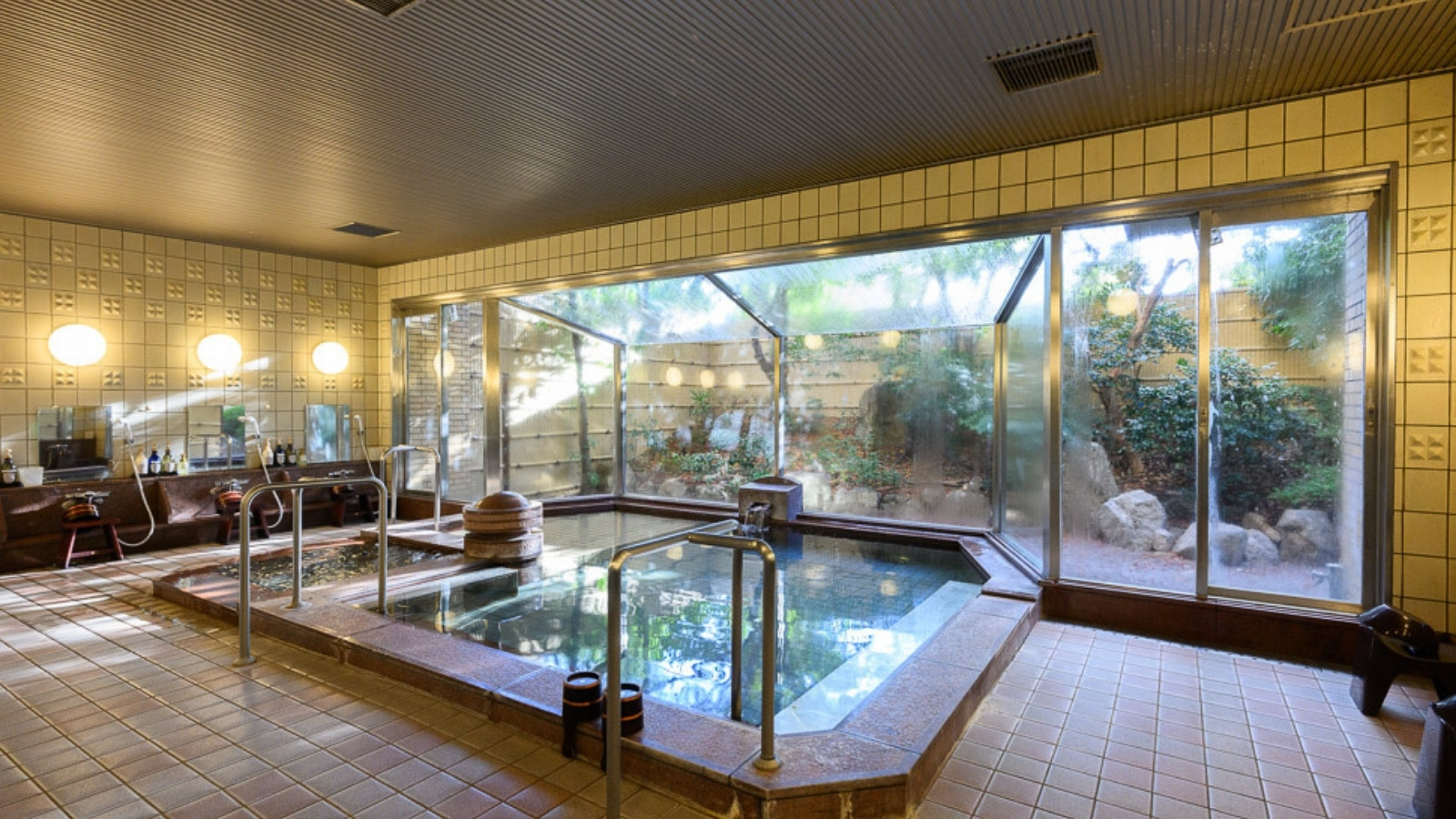 【大浴場（女性）】当館のお湯は、身体がポカポカする人工ラジウム鉱泉です。