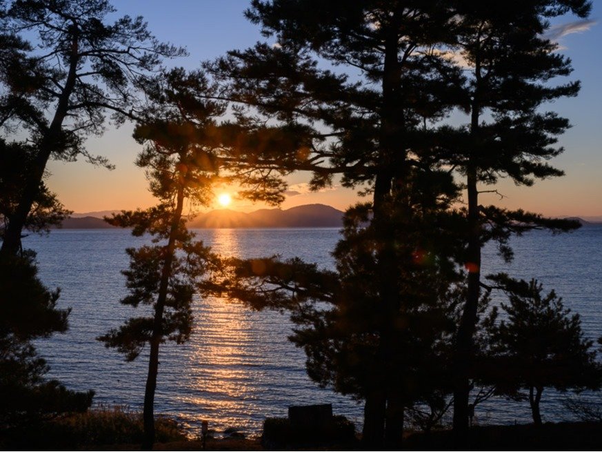 【景観】素晴らしい透明度の琵琶湖での朝日は息をのむ美しさです。