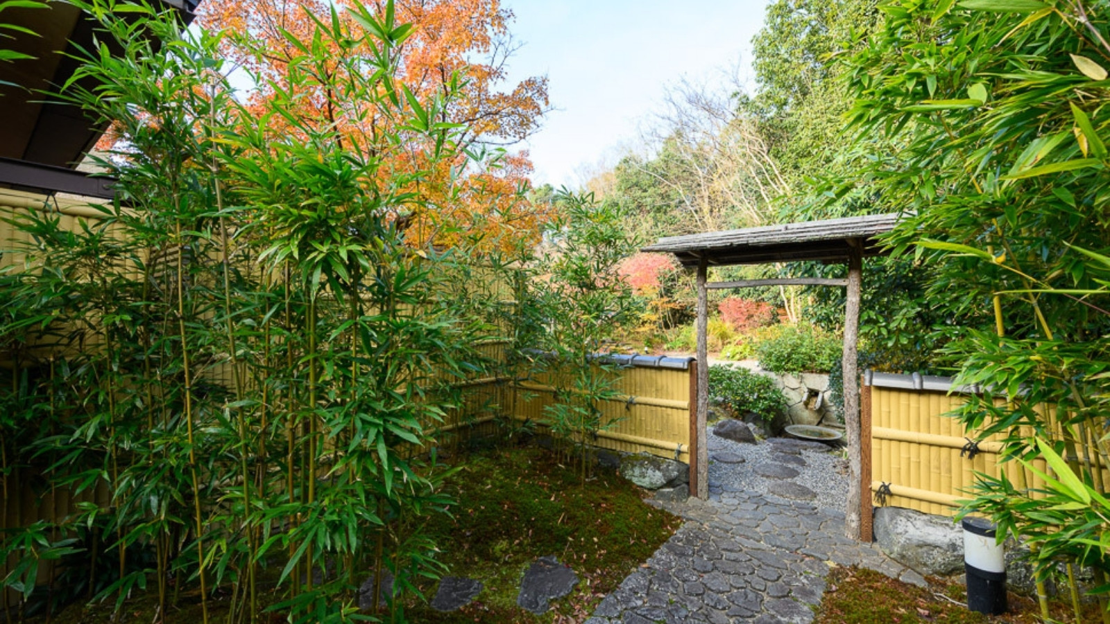 【閑雅の庭】敷地内の庭園「閑雅の庭」は四季折々の姿を見せてくれる日本庭園です。