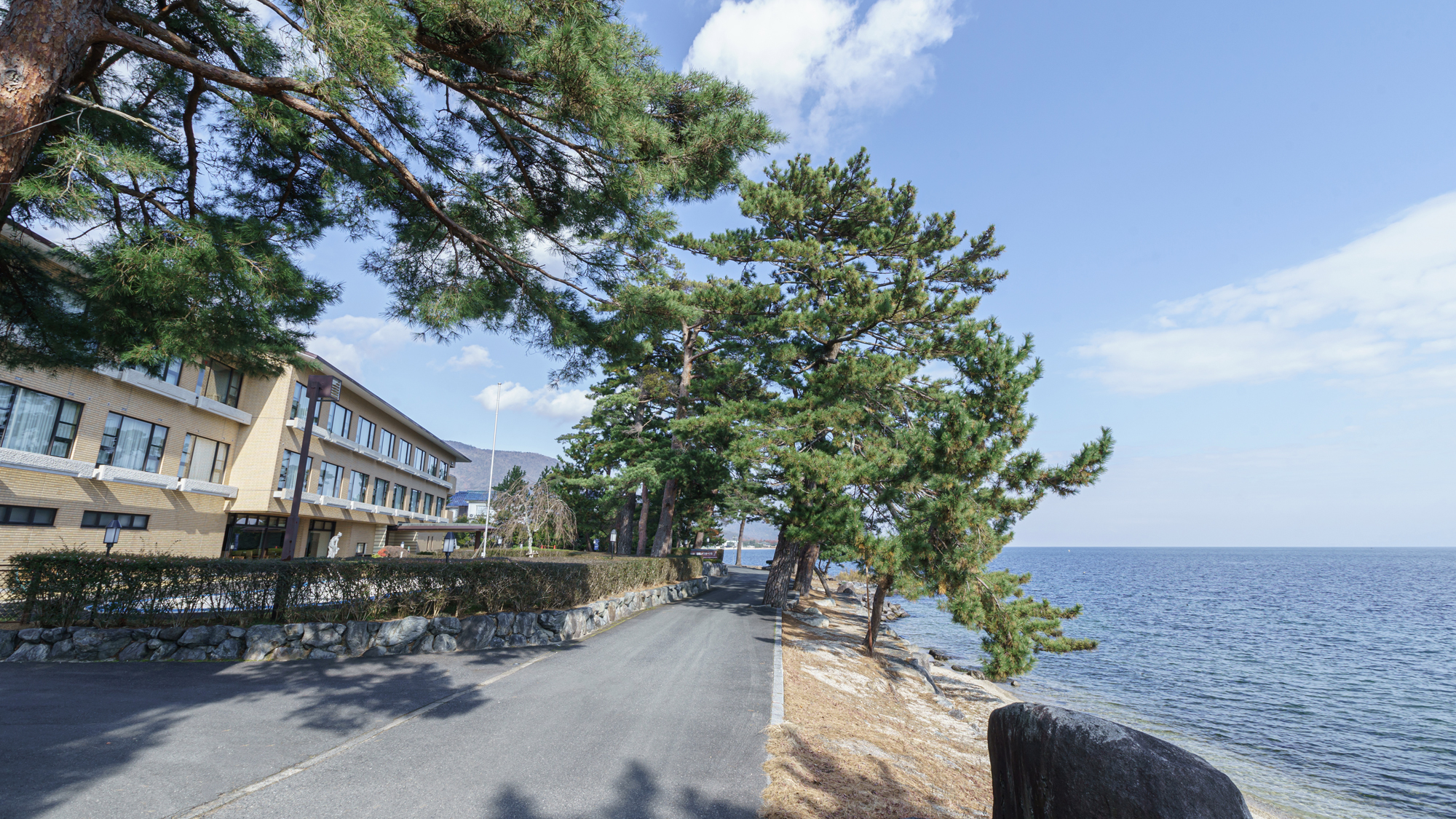 琵琶湖は目の前「湖畔の宿　琵琶レイクオーツカ」
