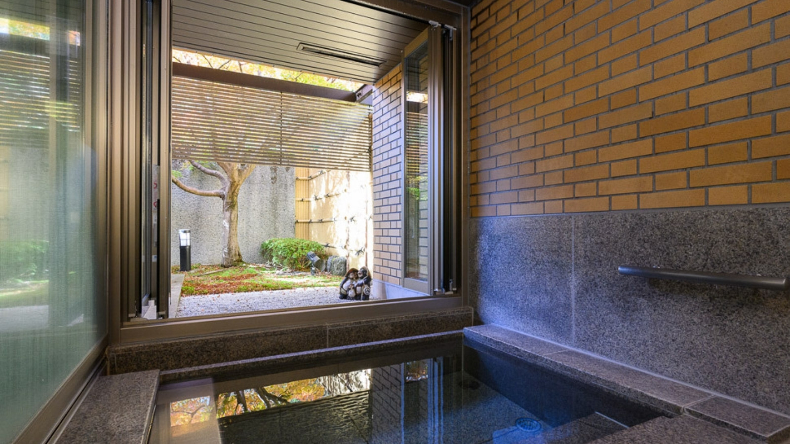 【貸切風呂「舞子」】窓が開閉式となり、半露天風呂としてご利用いただけるようになりました。