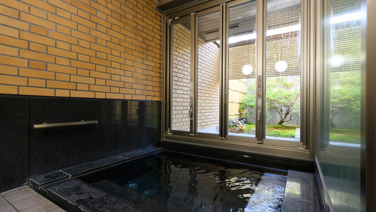 【貸切風呂「雄松」】窓が開閉式となり、半露天風呂としてご利用いただけるようになりました。