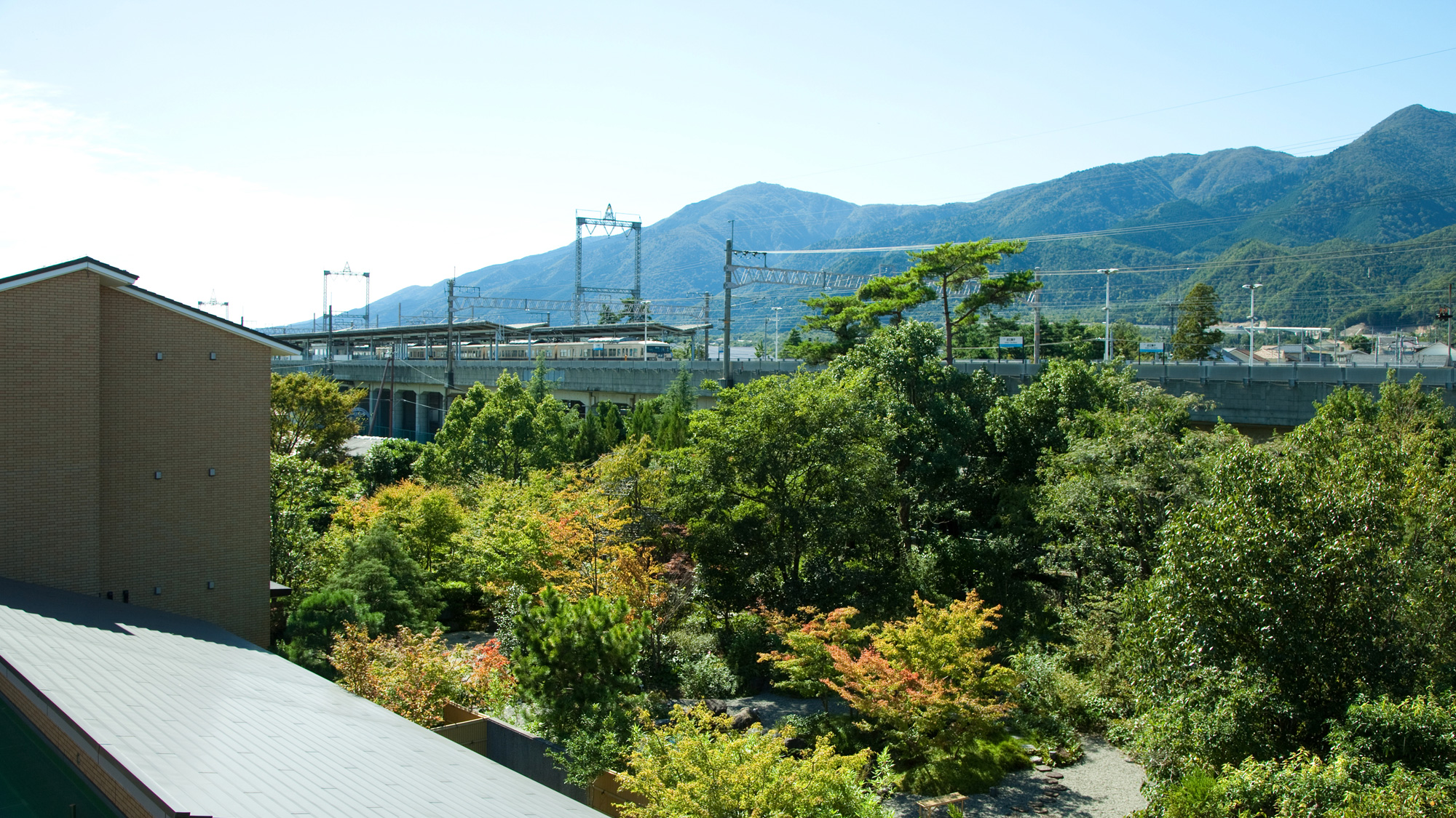 *別館洋室からは比良山系の山々と庭園・近江舞子駅に停車する電車が見えます。