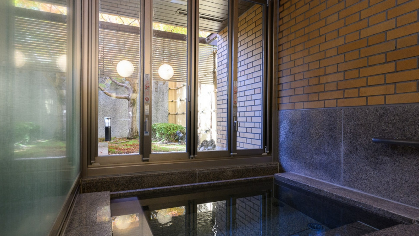 【貸切風呂「舞子」】窓が開閉式となり、半露天風呂としてご利用いただけるようになりました。