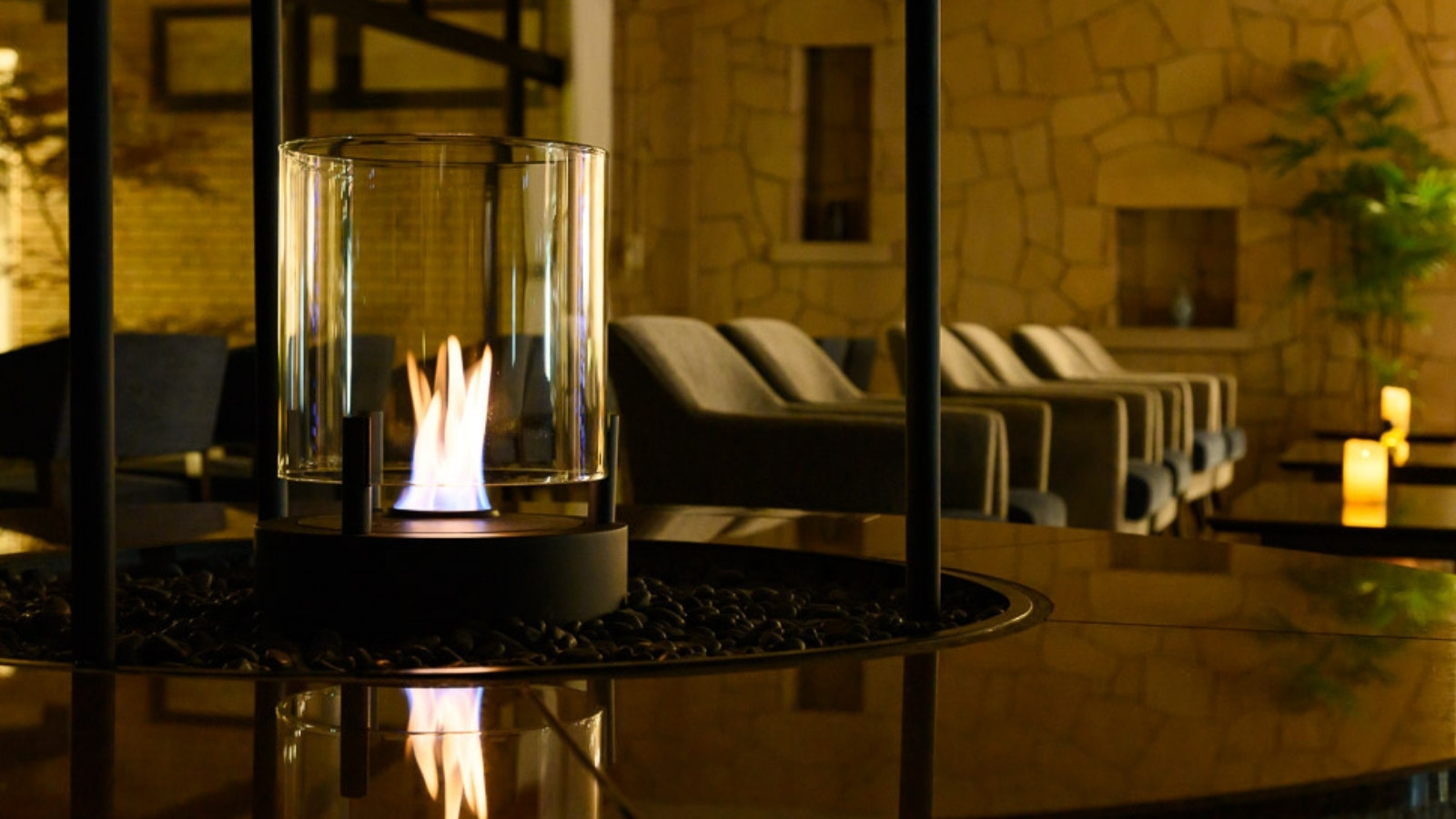 【ロビー】14時～22時までゆらゆら炎がご覧いただけます。近くに寄っても熱くないので安心です。