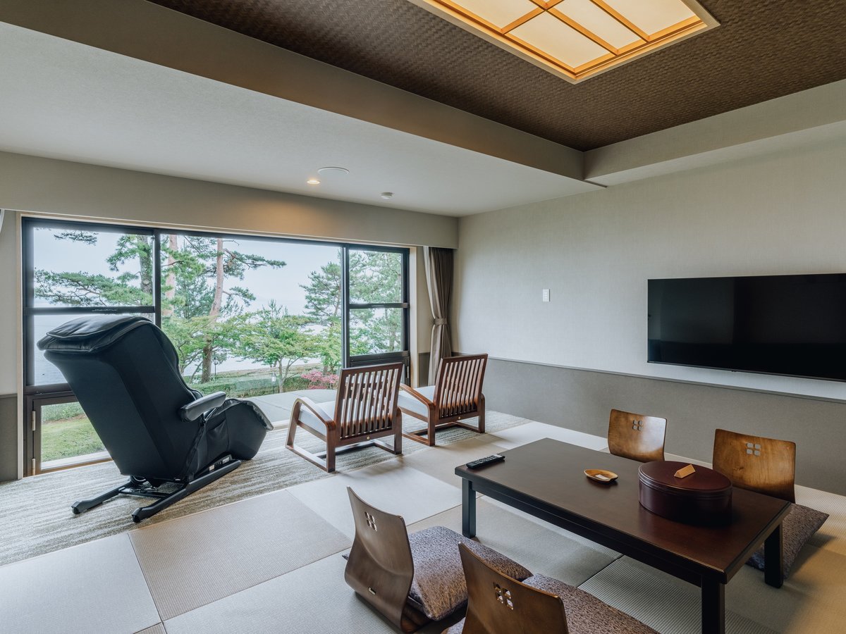 【くつろぎの和室（一例）】琵琶湖を眺めながらゆったりお寛ぎいただけます。