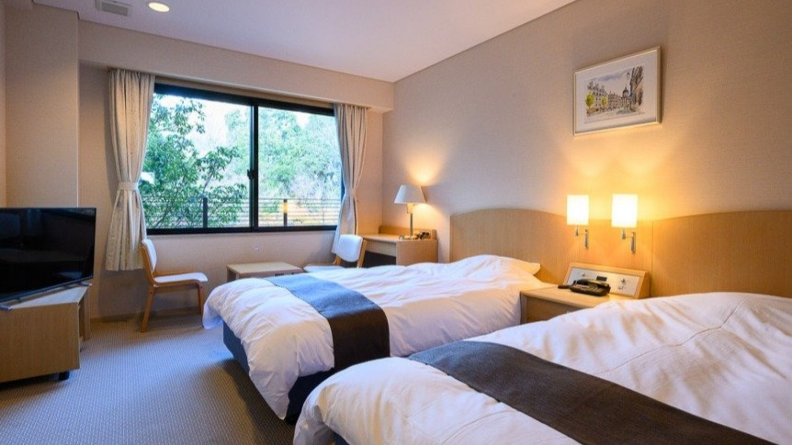 【スタンダードツイン（一例）】比良山系の山々に癒されるお部屋。電車も見え、鉄道好きの方にもおすすめ。