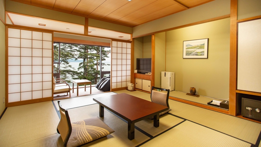 *【本館和室10畳（湖側）】お部屋の目の前が白砂青松の琵琶湖畔で広縁からの眺めも良好です