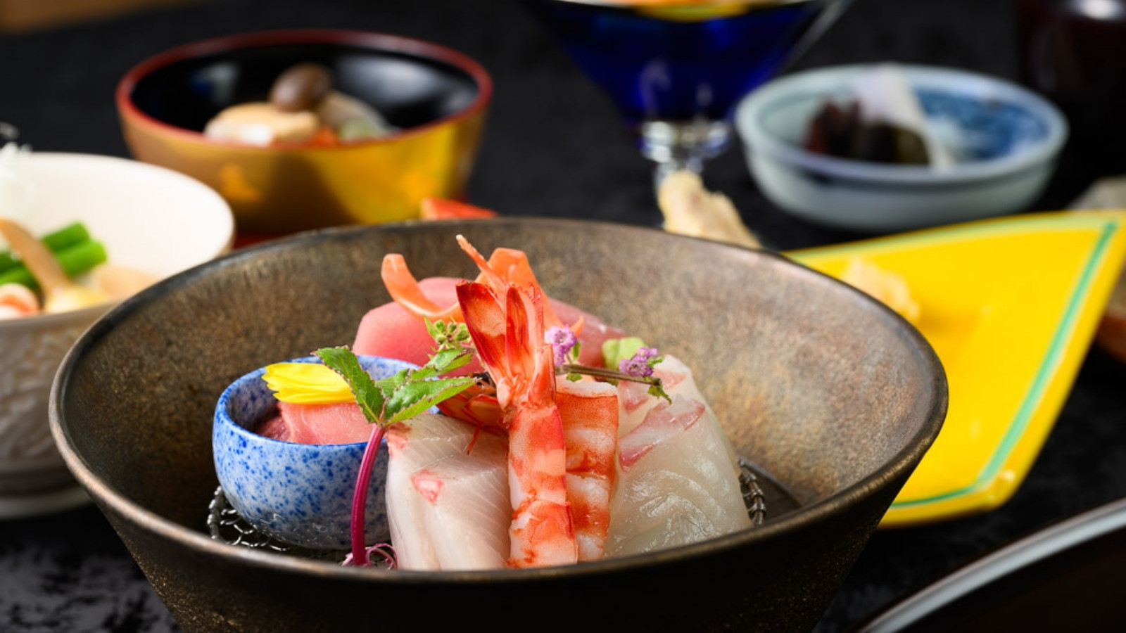 【夕食｜季節の会席一例】当館一番人気のスタンダートコース。色んなお料理を目と舌で味わってください。