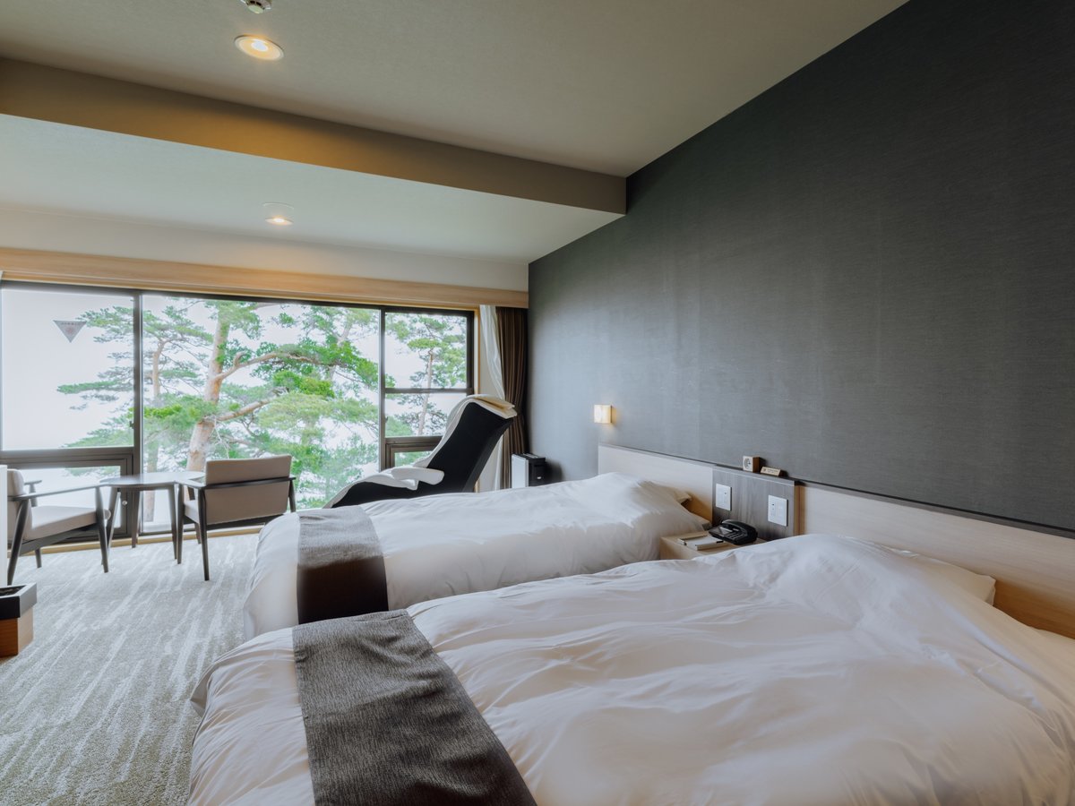 【特別室（和洋室一例）】ベッド側にはType-C対応のコンセントも完備！