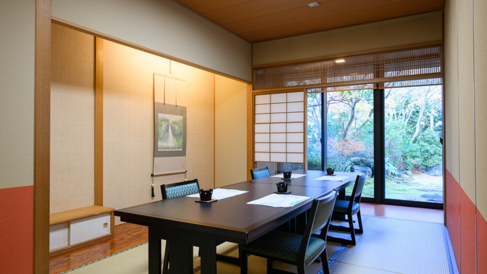 【食事処｜レストラン】お食事はレストランでご用意。個室（別途有料）をご希望の場合はお問合せください。