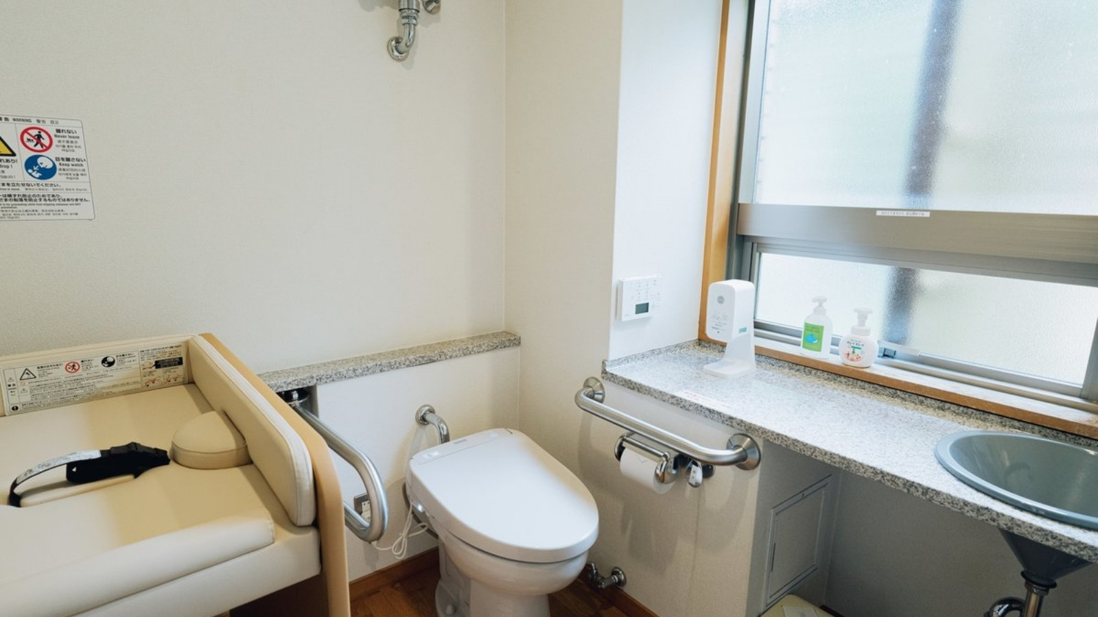 貸切風呂併設のトイレにはおむつ替え台も完備しております。