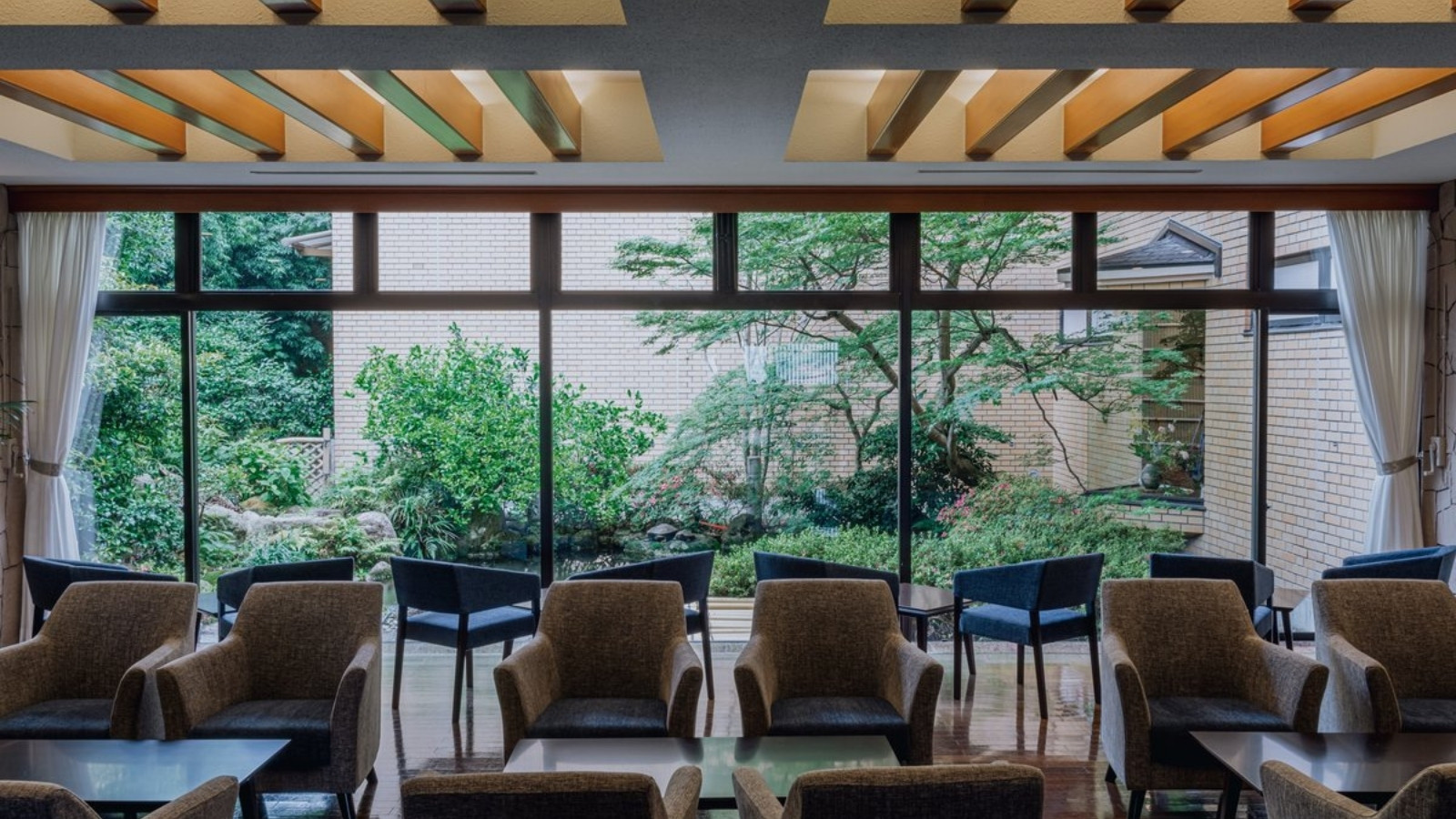 【ロビー】より快適にご利用いただけるように家具も一新いたしました。ご滞在中に自由にご利用下さい。