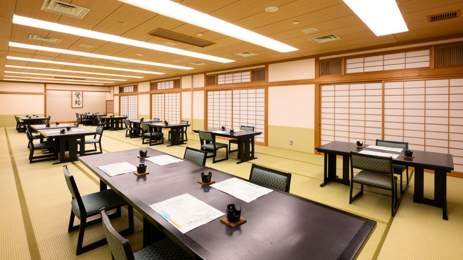 【食事処｜レストラン】お食事はレストランでご用意。個室（別途有料）をご希望の場合はお問合せください。