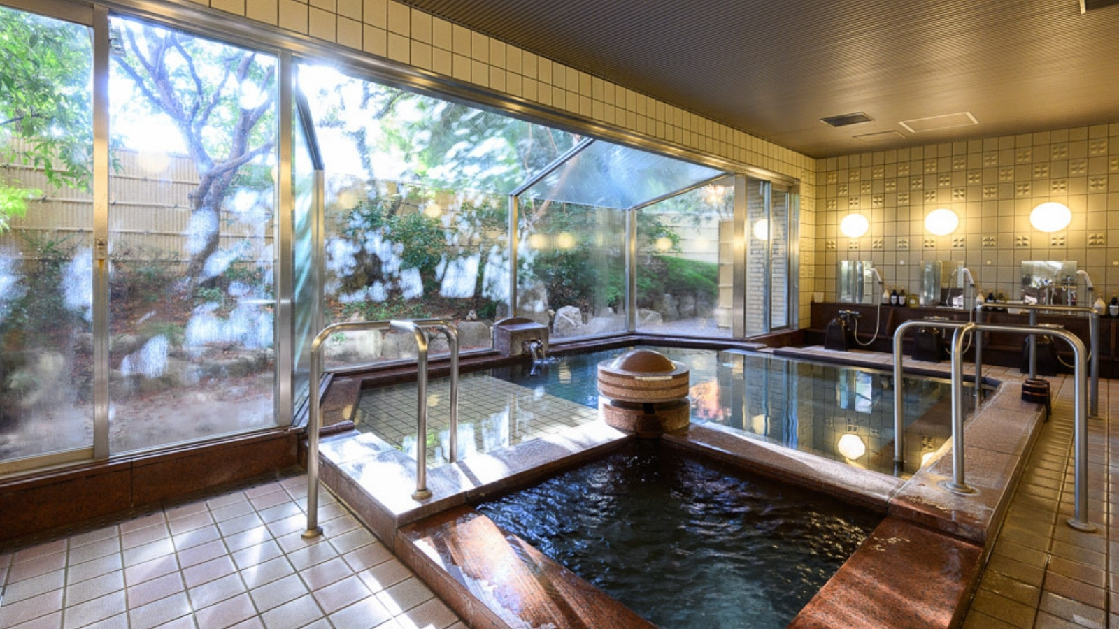 【大浴場（女性）】当館のお湯は、身体がポカポカする人工ラジウム鉱泉です。