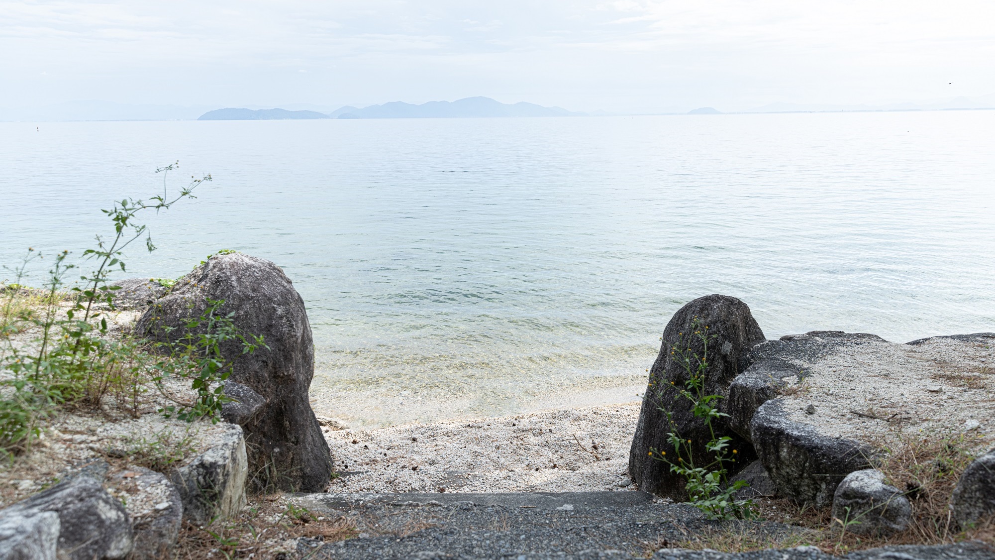 *当館目の前の琵琶湖へは徒歩10秒。穏やかで透明度が高くお子様連れでも安心です。
