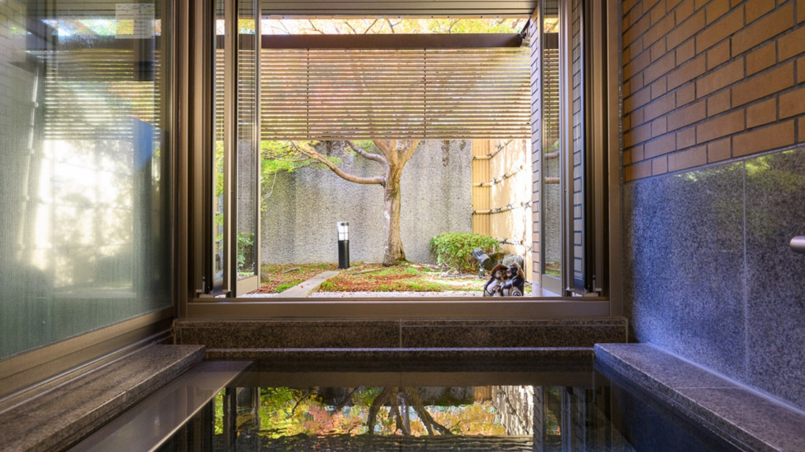 【貸切風呂「舞子」】窓が開閉式となり、半露天風呂としてご利用いただけるようになりました。