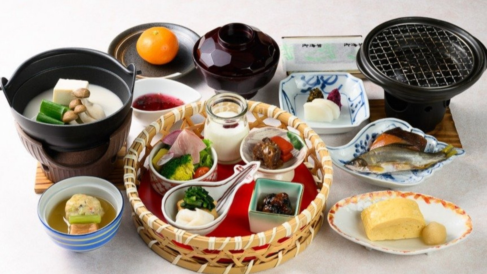 【朝食｜湖国の朝食一例】数種類の小鉢や季節の干物、ふわふわのだし巻き。炊きたての近江米が進みます！