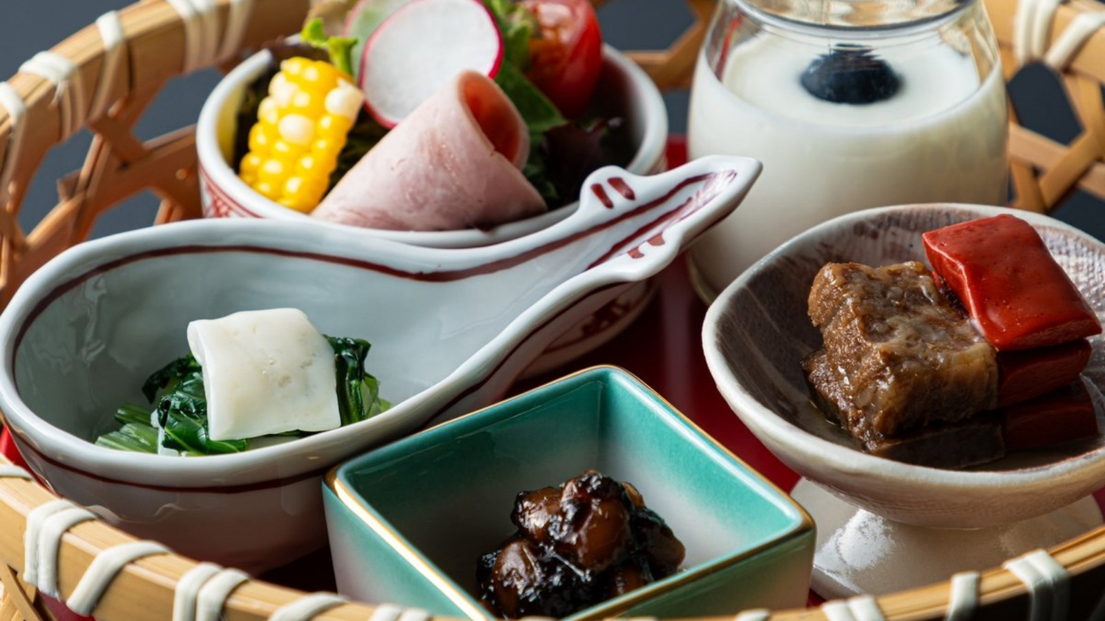 【朝食｜湖国の朝食一例】籠の小鉢にはご飯のお供や自家製ヨーグルトなど。地場の食材を楽しめます。