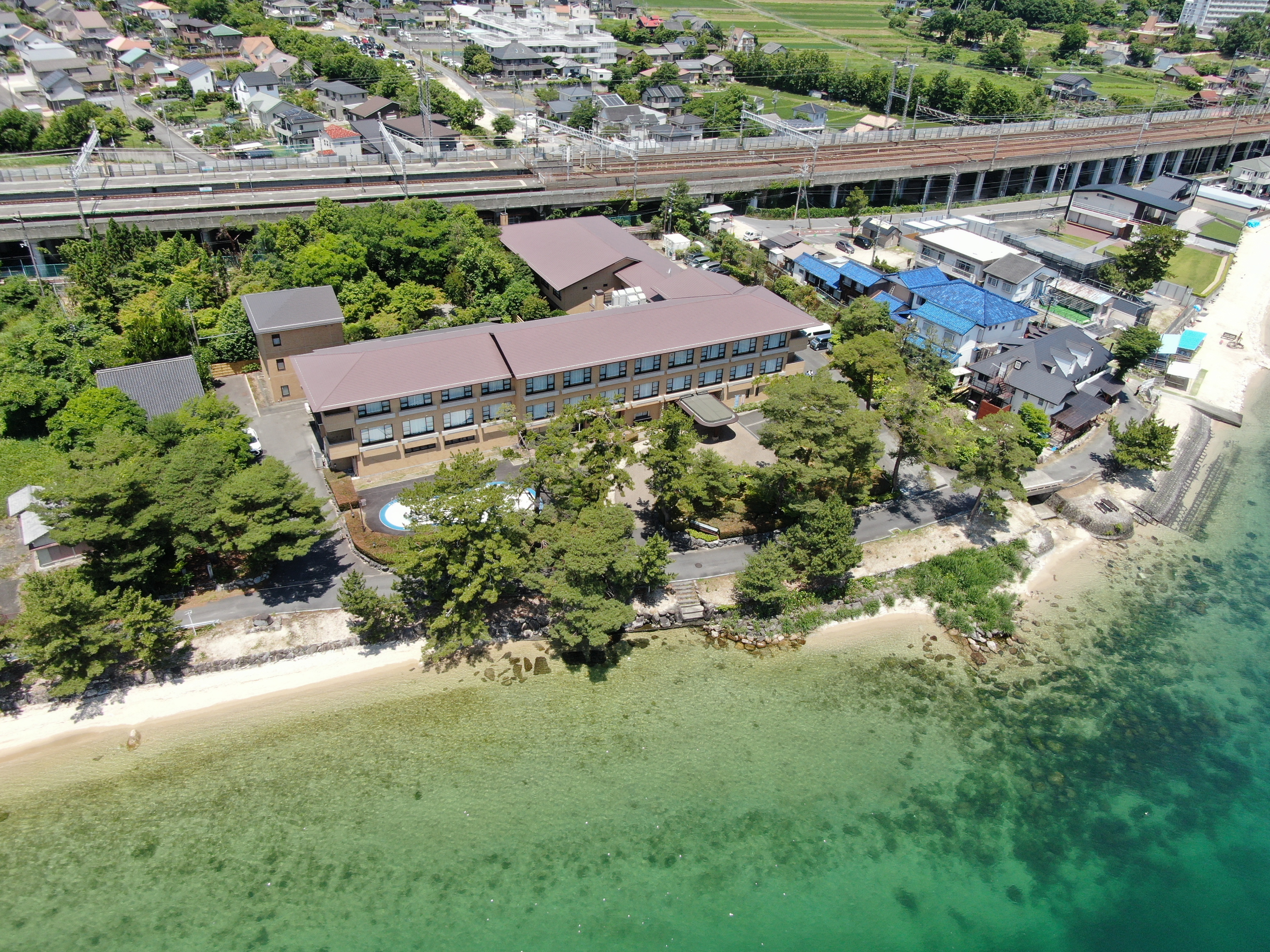 琵琶湖屈指の透明度を誇る近江舞子浜まで徒歩10秒と最高のレイクビューが好評です。