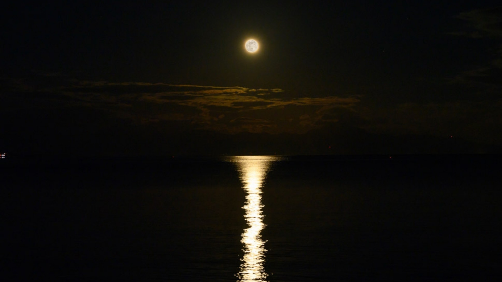【景観】満月の日には琵琶湖にムーンロードが浮かび上がります。