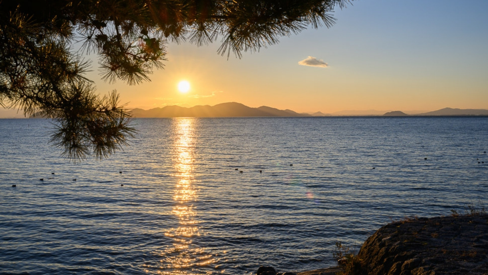 【景観】素晴らしい透明度の琵琶湖での朝日は息をのむ美しさです。