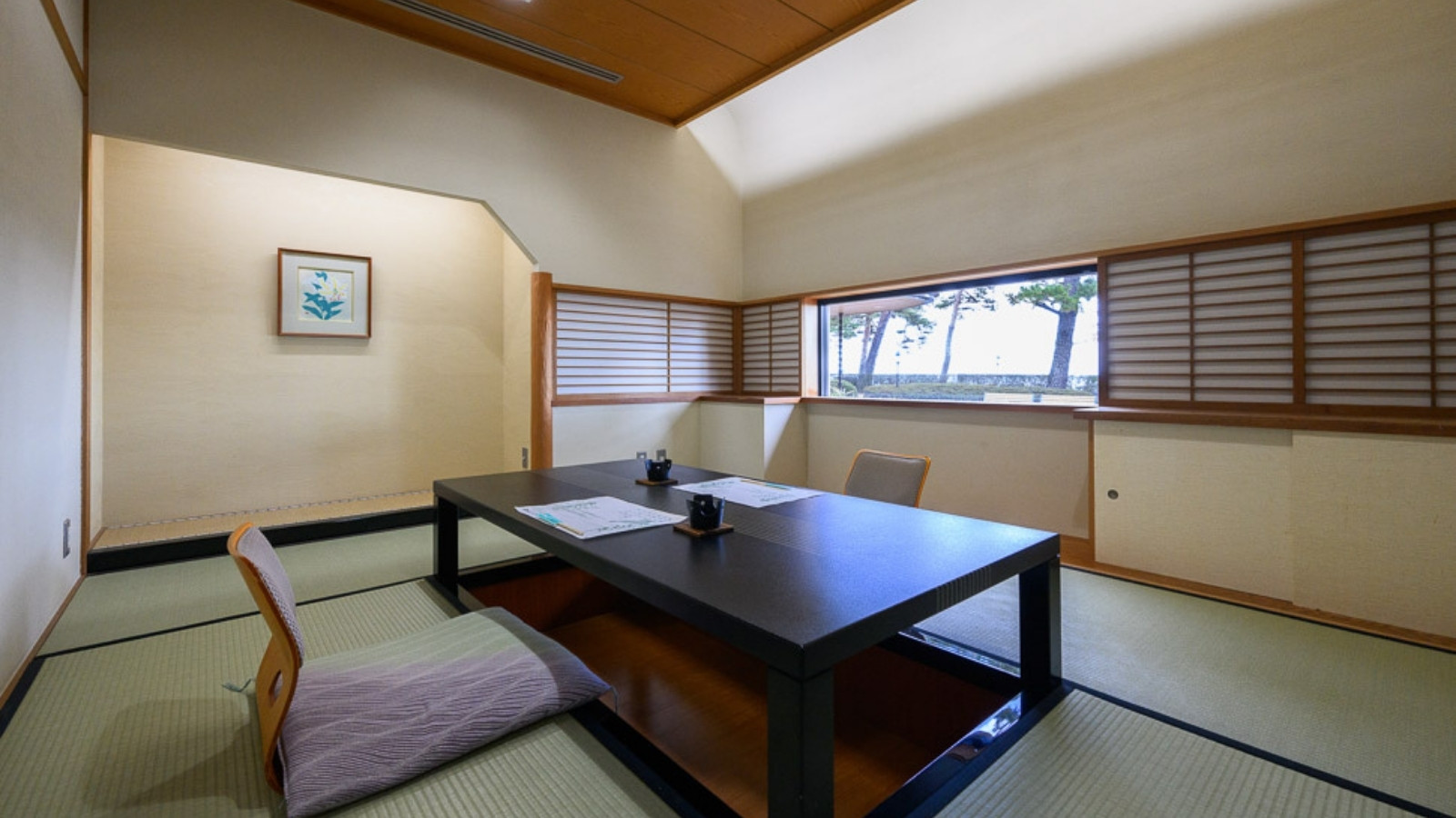 【食事処｜レストラン】お食事はレストランでご用意。個室（別途有料）をご希望の場合はお問合せください。