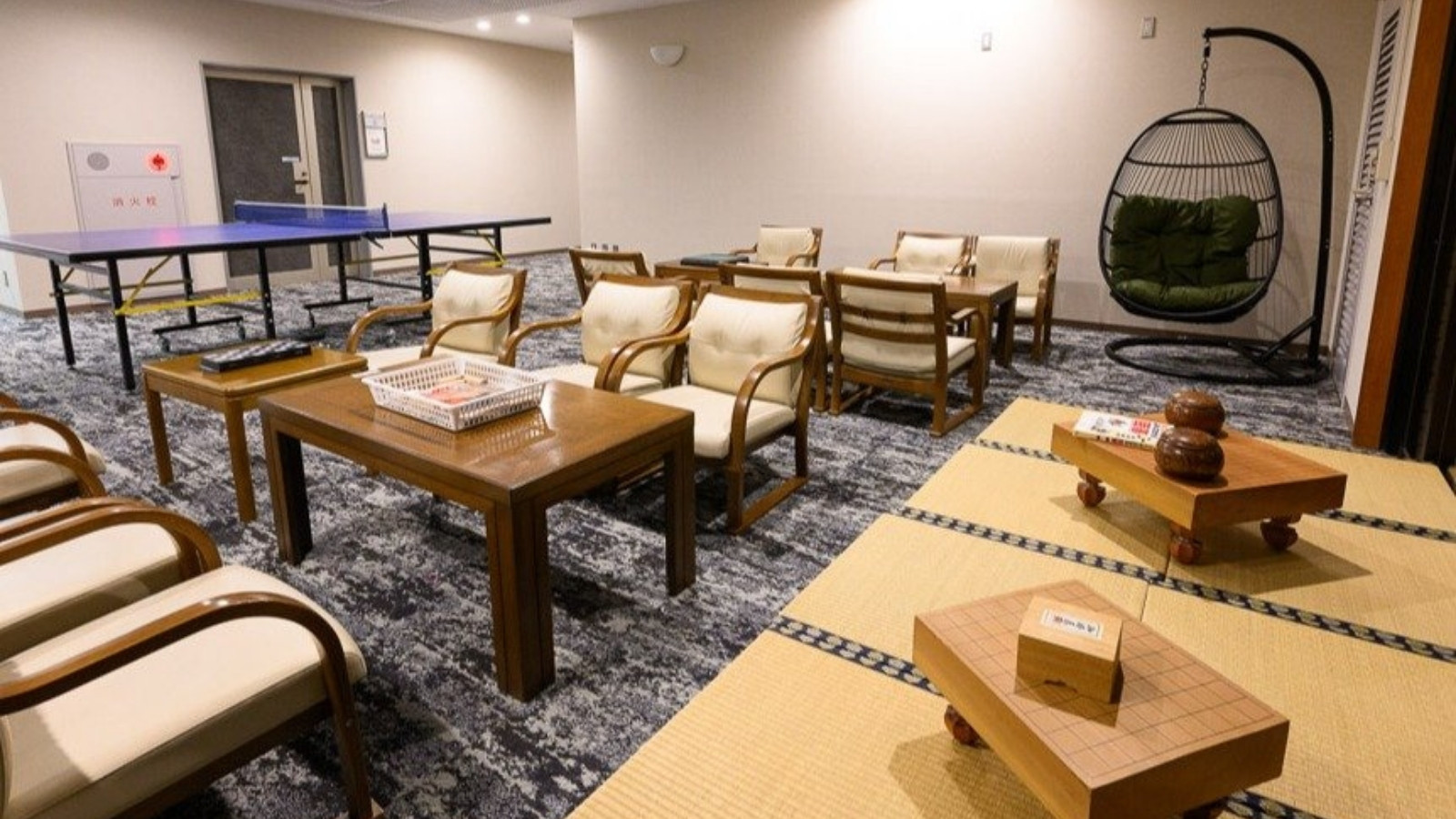 【レジャー】本館2階にある室内レジャーゾーン。卓球台・囲碁将棋・トランプにチェスなどご用意。