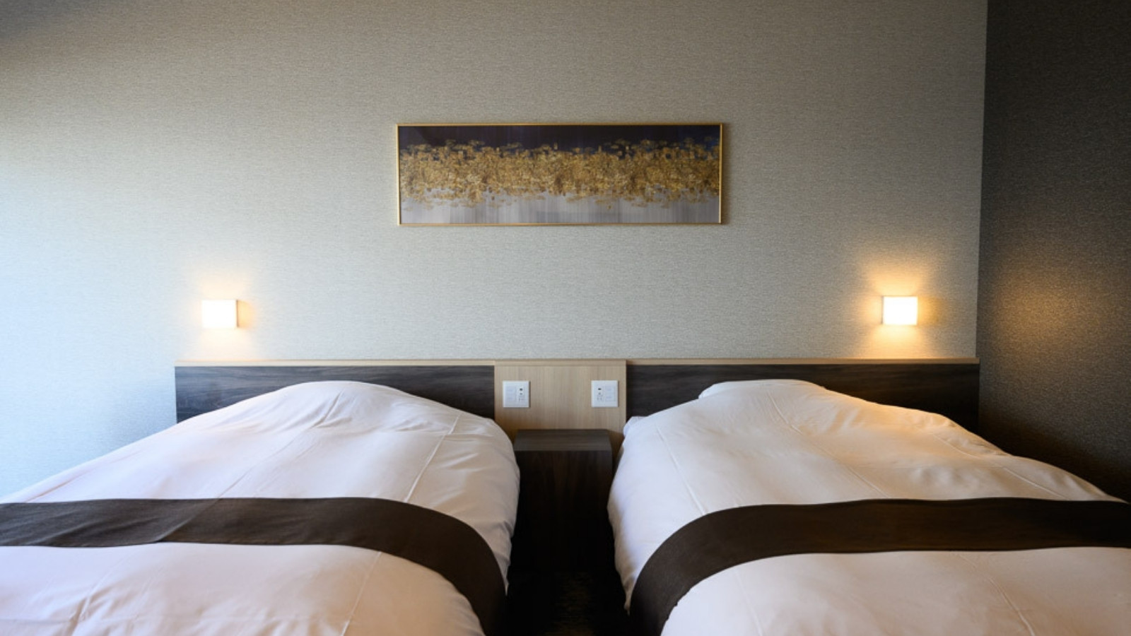 【デラックスツイン（一例）】琵琶湖を望む眺望にマッサージチェア完備の人気のお部屋です。