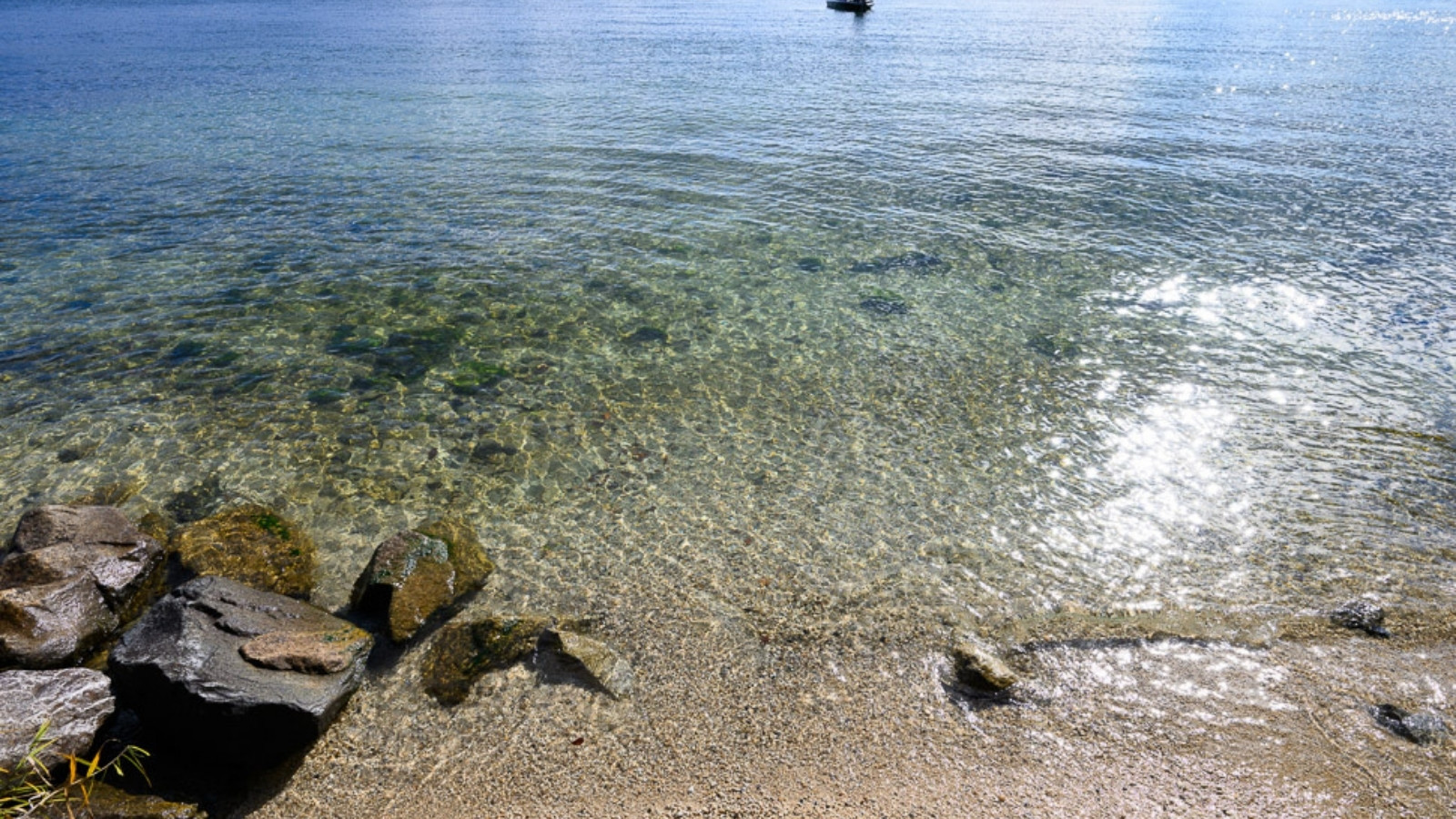 【景観】目の前には白砂青松と透明度抜群の琵琶湖が広がります。