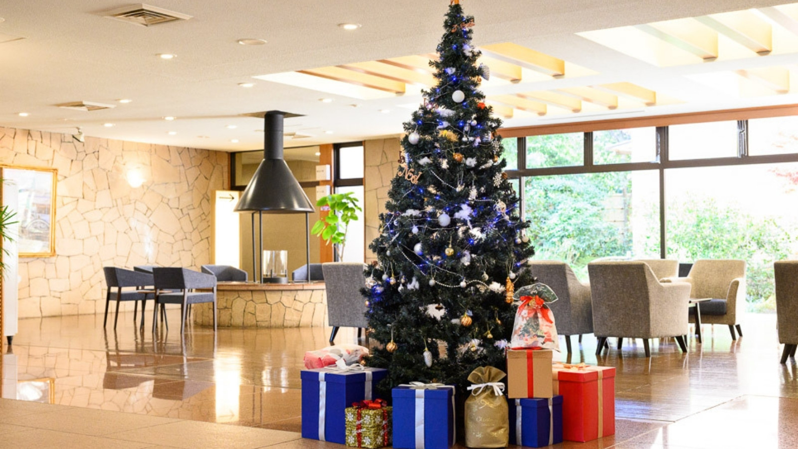 【ロビー】季節の飾りつけでお客様をお迎えいたします。