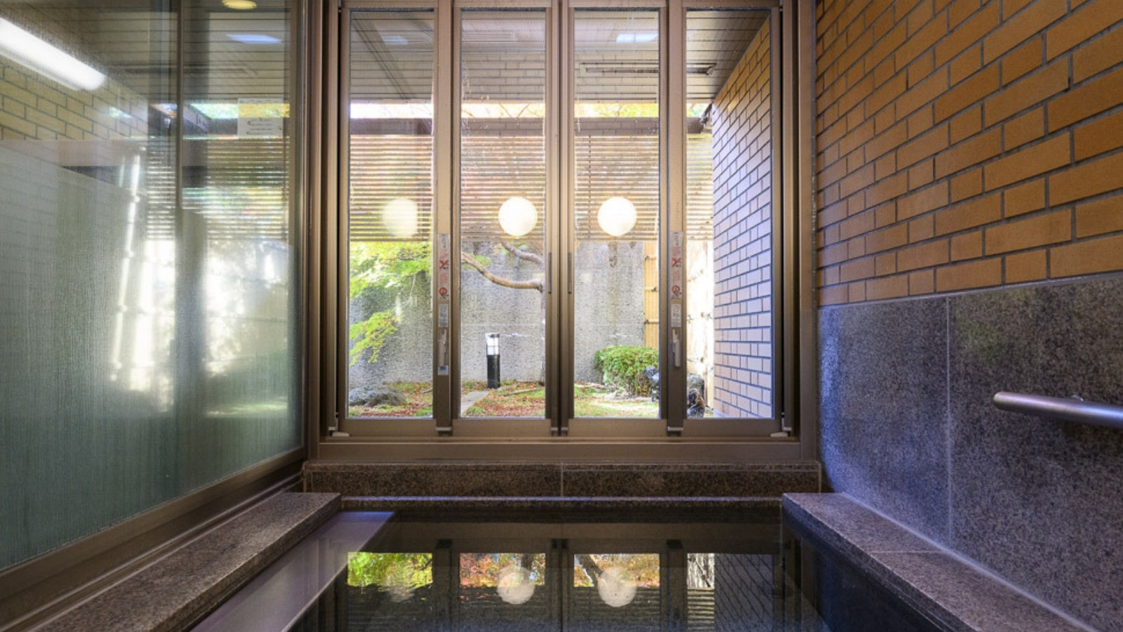 【貸切風呂「舞子」】窓が開閉式となり、半露天風呂としてご利用いただけるようになりました。