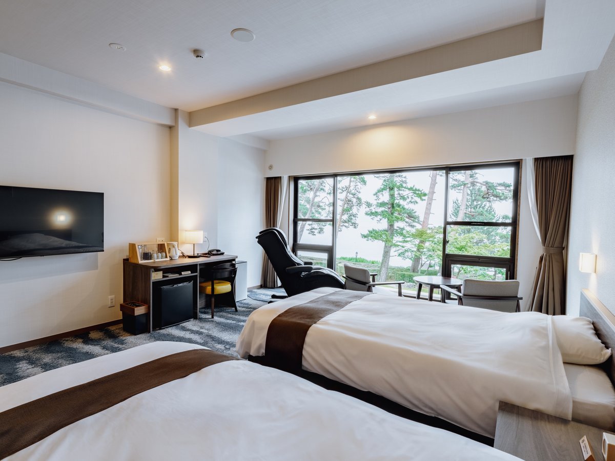 【デラックスツイン（一例）】琵琶湖を眺めながらお過ごしいただけます。コンセントはtype-cも対応