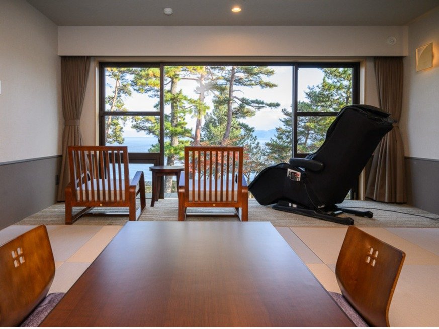 【くつろぎの和室（一例）】琵琶湖を眺めながらゆったりお寛ぎいただけます。