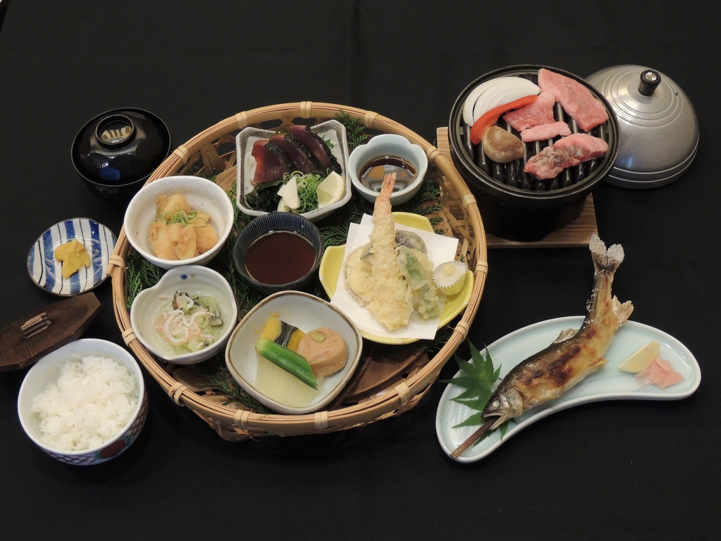 特別室【ネット限定】館内利用券付き　四国カルストで育った口溶けのよい脂肪が特徴土佐黒牛陶板焼付花籠膳