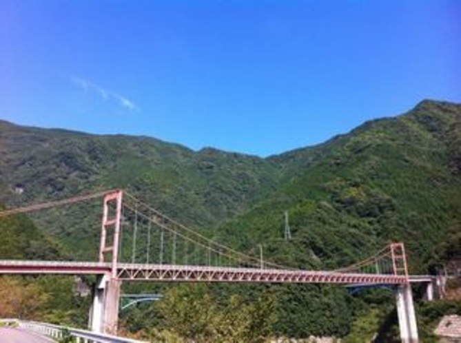   大渡ダム湖畔をサイクリング　でっかい吊り橋があります