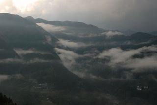 日が落ちる寸前の仁淀川町　桜地区から対岸の宗津地区を望む 山々をはうように流れる雲