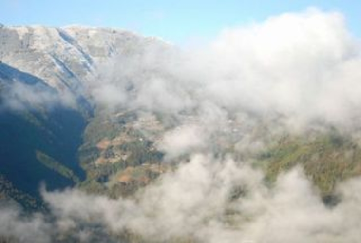 ひょうたん桜で有名な桜地区　見える景気は対岸の宗津地区の山10