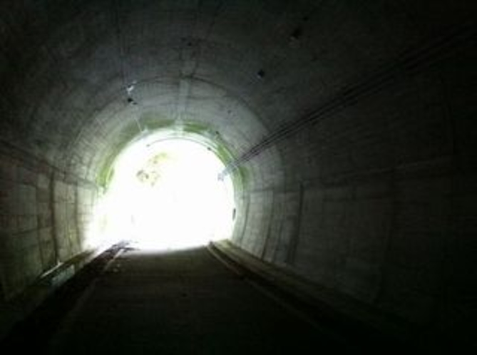 大渡ダム湖畔をサイクリング　トンネルも数カ所あったりします　ヒンヤリ