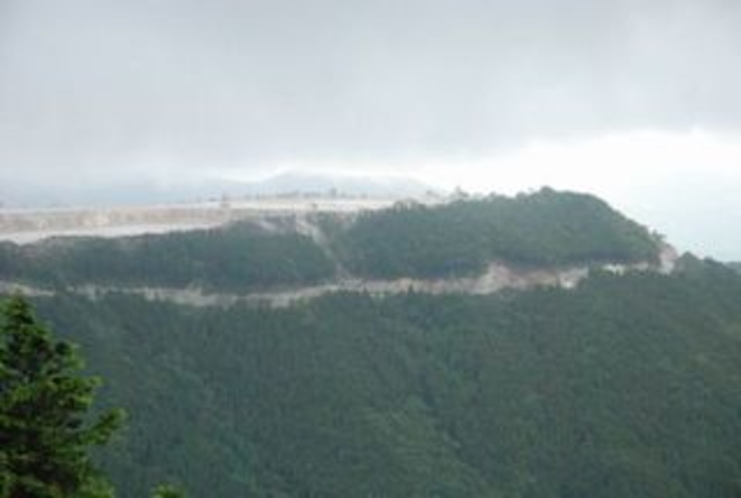 鳥形山森林公園　展望台　鳥形山の石灰採掘現場が見える