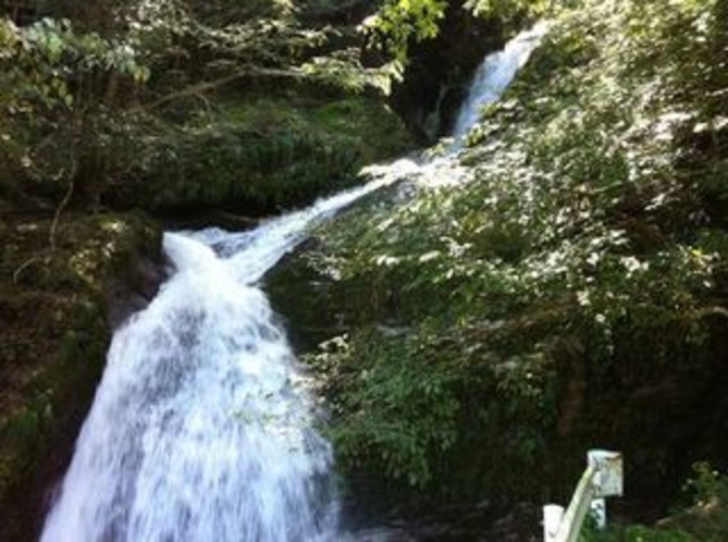 大渡ダム湖畔をサイクリング　ところどころある谷川は名もなき滝もありました