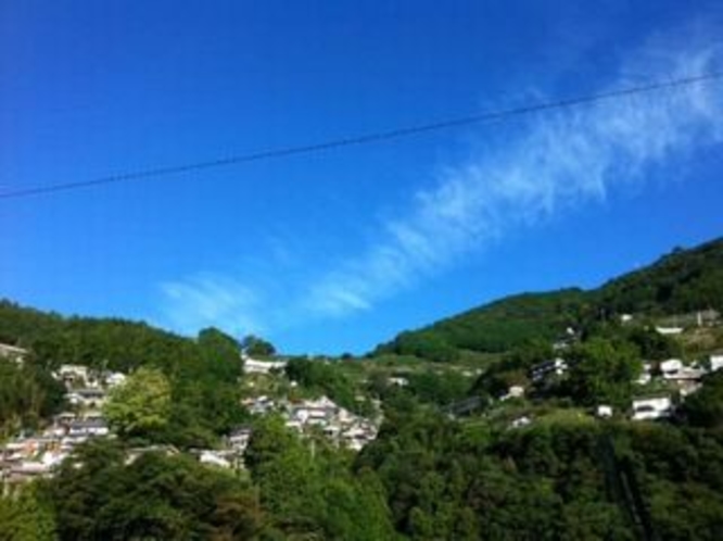 仁淀川町の入口　村地区は急傾斜の集落に映える青空