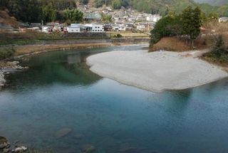 宮崎の川原　ここは池川茶園のある仁淀川の畔　夏はキャンプもできます