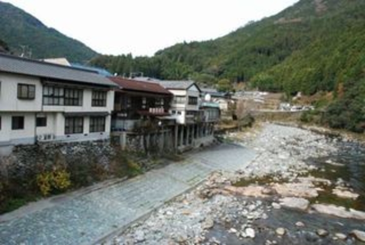 土居地区　軒を連ねる旅館　かつてはこの界隈はたくさんの商売人が割拠した